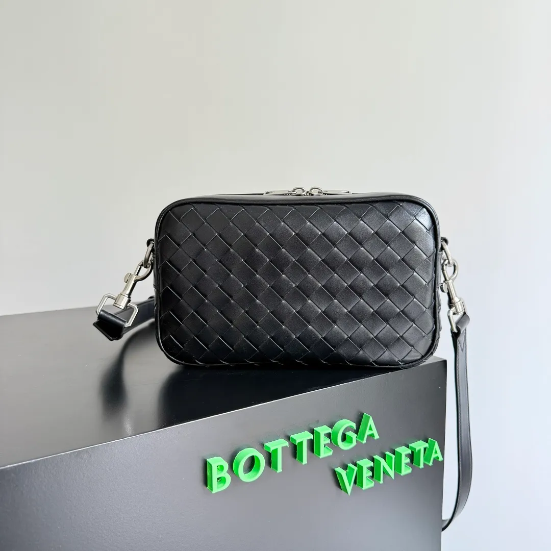 Batch 1820 BOTTEGA VENETA small INTRECCIATO woven camera bag This bv classic camera bag is a further evolution of classic woven technology, combining practicality and fashion, perfectly meeting multi-purpose needs! Classic leather handmade. Lightweight and large capacity. The shoulder strap is removable and adjustable. In addition to being worn cross-body, it can also be placed in the suitcase as a toiletry bag. It is very convenient for daily storage and classification. It also has hanging accessories to show your personality. No matter how complicated the world is, as long as you have a bag with you, everything will become better. Style number: 755923 Size: 24.5*15*6cm